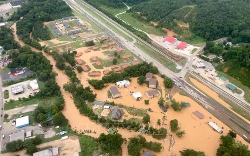 Cảnh ngập lụt tại Waverly, bang Tennessee, Mỹ, ngày 21/8. (Ảnh: Nashville Fire Department/TTXVN)