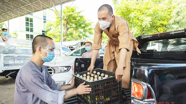 Hai sư thầy Thích Đức Nghĩa và Thích Đức Minh ngoài vận chuyển lương thực cho các chùa, còn giúp vận chuyển người mất trong đại dịch.