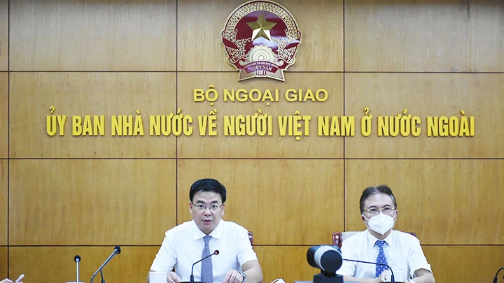 Thứ trưởng Ngoại giao Phạm Quang Hiệu (trái) phát biểu ý kiến tại buổi tọa đàm. Ảnh: BNG