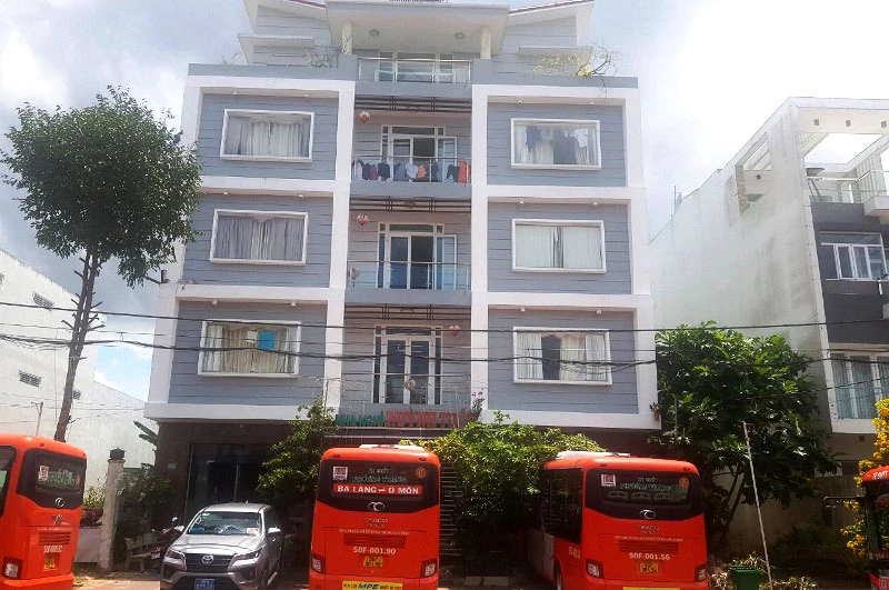 Khách sạn Huỳnh Thôn với 5 tầng và 28 phòng ngủ, đón miễn phí 88 người của lực lượng phòng chống dịch.