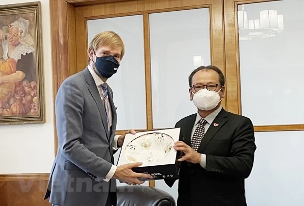 Đại sứ Thái Xuân Dũng tặng quà lưu niệm cho Bộ trưởng Y tế Séc Adam Vojtech. (Ảnh: Vietnam+)