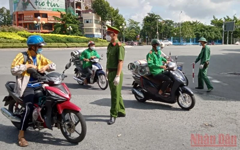 Các lực lượng tổ chức kiểm tra, kiểm soát người dân lưu thông tại khu vực vòng xoay Điện Biên Phủ. (Ảnh: Quang Quý)