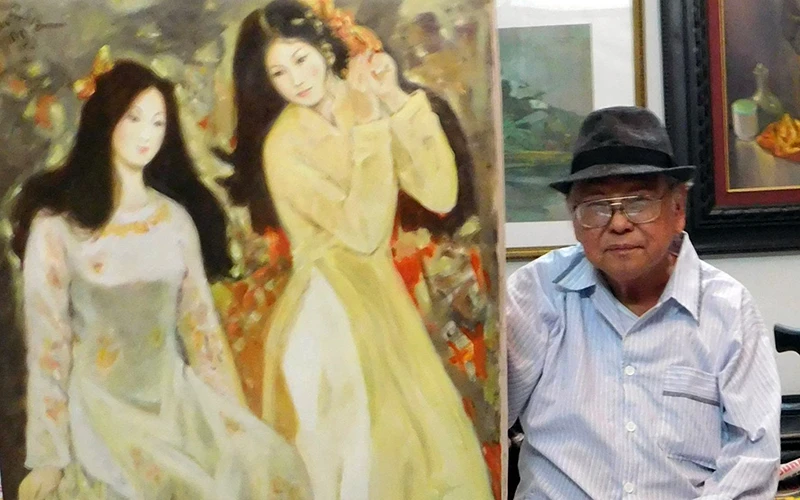 Đạo diễn, họa sĩ, NSƯT Hồ Quảng bên tác phẩm của ông.