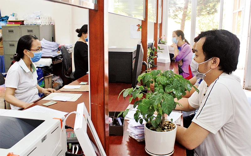 Giải quyết thủ tục hành chính cho người dân tại quận Tân Phú. Ảnh: Anh Tuấn