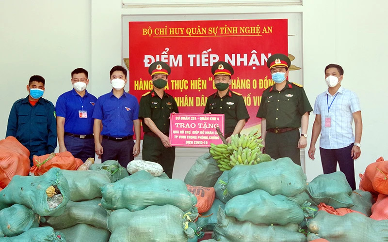 Đoàn công tác Sư đoàn 324 bàn giao quà hỗ trợ lãnh đạo chính quyền phường Hồng Sơn, TP Vinh.