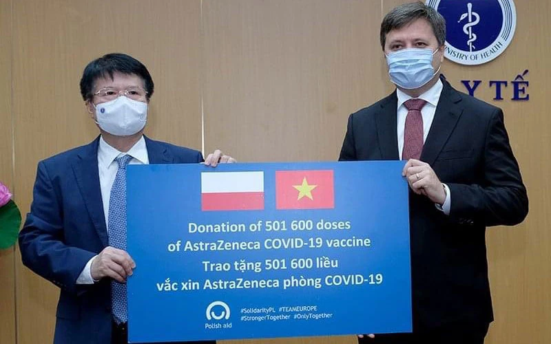 Thứ trưởng Trương Quốc Cường tiếp nhận lô vaccine từ Ngài Wojciech Gerwel - Đại sứ Đặc mệnh Toàn quyền Ba Lan tại Việt Nam. (Ảnh: TRẦN MINH)