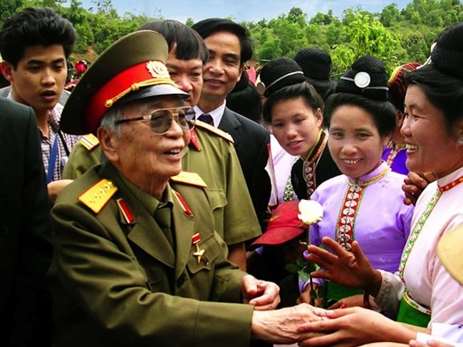 Đại tướng Võ Nguyên Giáp thăm lại Mường Phăng (huyện Điện Biên, tỉnh Điện Biên) tháng 4/2004. (Ảnh: Đoàn Hoài Trung) 