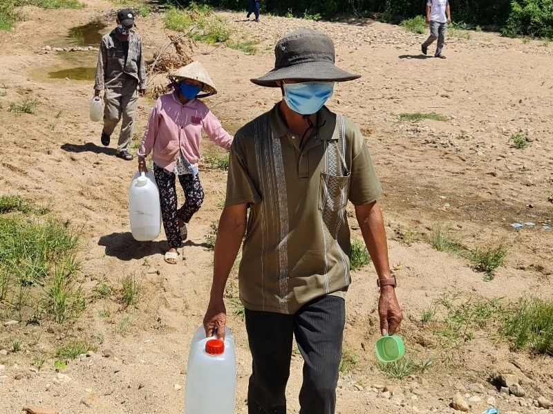 Người dân làng Canh Lãnh, xã Canh Hòa, huyện Vân Canh phải ra con  suối cạn lấy nước sạch.