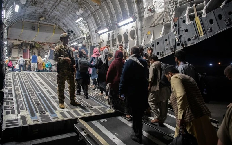 Người Afghanistan lên máy bay sơ tán của Mỹ tại sân bay quốc tế Hamid Karzai, tại Kabul, ngày 22/8. (Ảnh: Reuters)