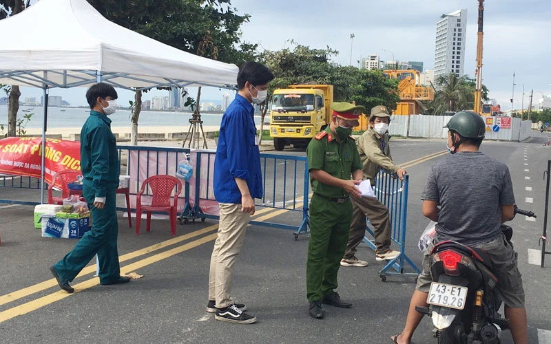 Đoàn viên thanh niên Đà Nẵng tham gia trực chốt phòng, chống dịch.