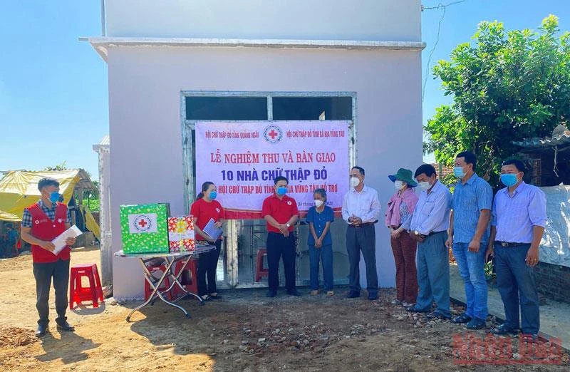Bàn giao nhà tình thương cho hộ nghèo ở Quảng Ngãi từ nguồn tài trợ của Hội Chữ thập đỏ tỉnh Bà Rịa-Vũng Tàu.