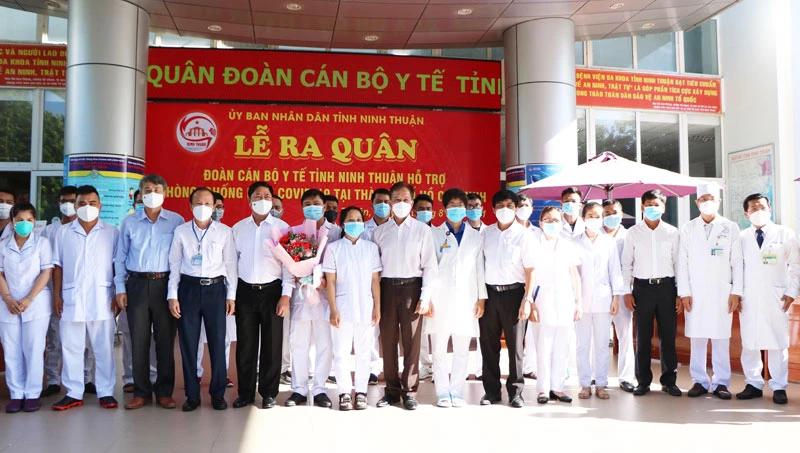 Lãnh đạo tỉnh Ninh Thuận tặng hoa, chúc đoàn cán bộ y tế hoàn thành nhiệm vụ trong thời gian hỗ trợ TP Hồ Chí Minh phòng, chống dịch.