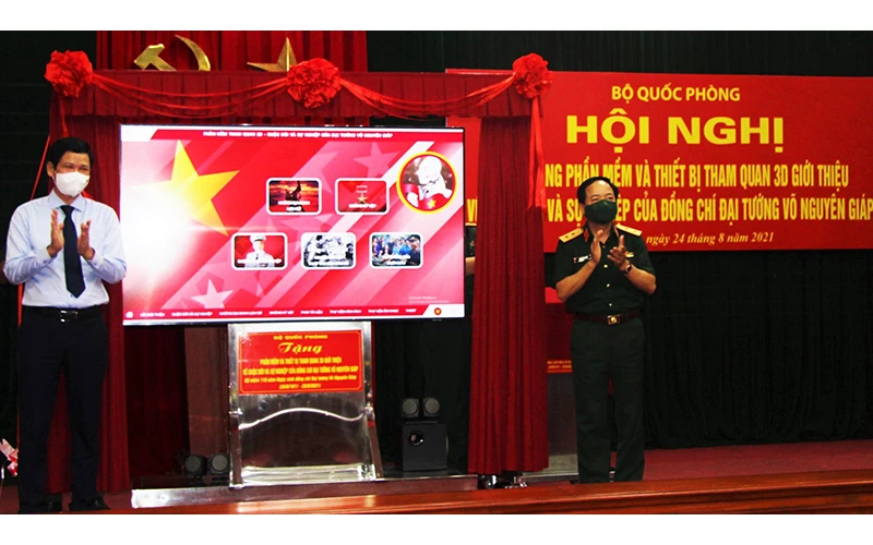 Lãnh đạo Tổng cục Chính trị Quân đội nhân dân Việt Nam trao tặng phần mềm và thiết bị tham quan 3D về Đại tướng Võ Nguyên Giáp cho tỉnh Quảng Bình.