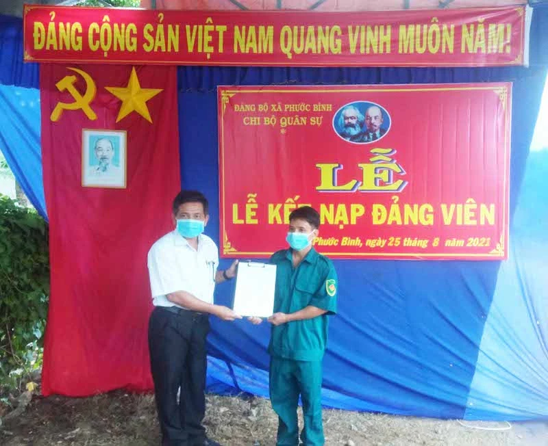 Đồng chí Mẫu Thái Phương, Bí thư Huyện ủy Bác Ái (Ninh Thuận) trao quyết định kết nạp đảng viên mới đảng viên Ka Xá Hà Phong.