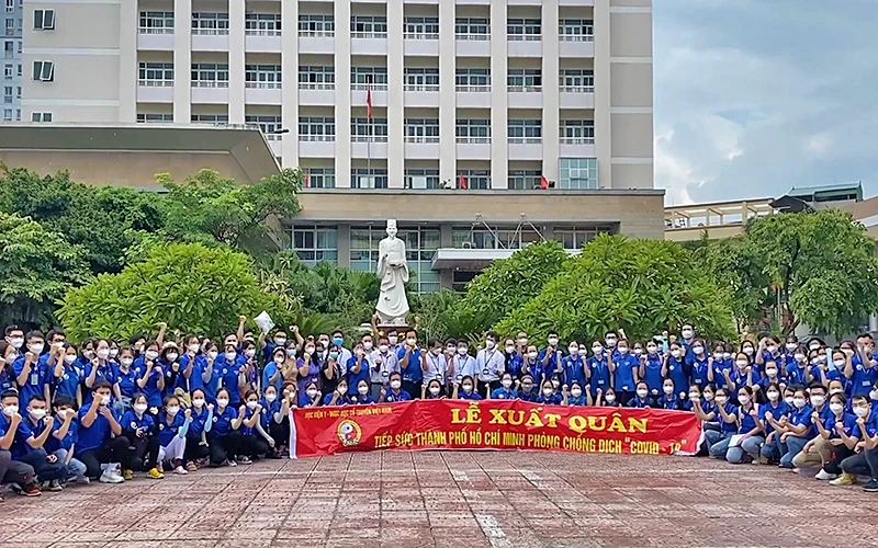 Cán bộ, giảng viên, sinh viên Học viện Y dược học cổ truyền Việt Nam lên đường chống dịch.