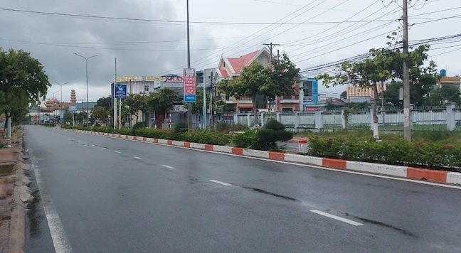 Đường phố thị xã La Gi (Bình Thuận) chiều tối ngày 25/8 khi thực hiện giãn cách xã hội theo Chỉ thị 16 với các biện pháp tăng cường cao hơn.