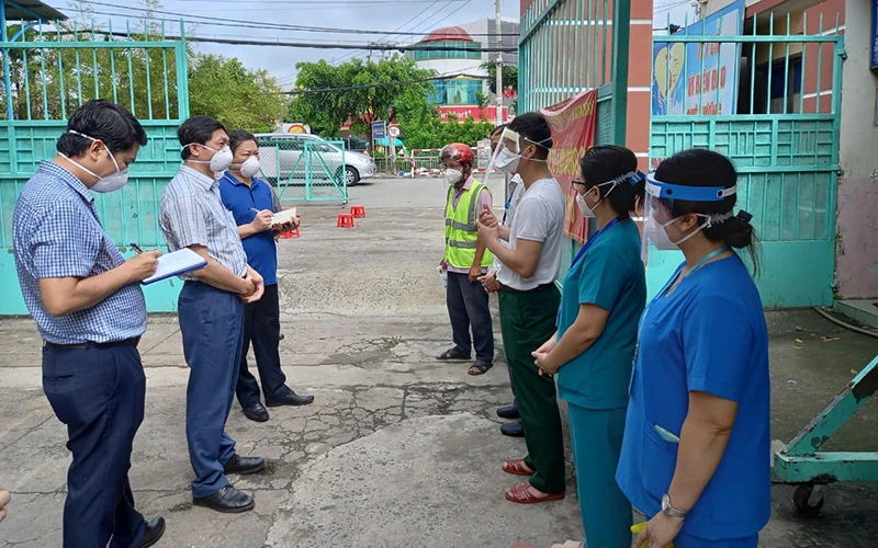 PGS, TS Nguyễn Hoàng Long - Cục trưởng Cục Phòng, chống HIV/AIDS (Bộ Y tế) dẫn đầu đã trực tiếp đến nhiều Trạm Y tế lưu động ở Bình Chánh.