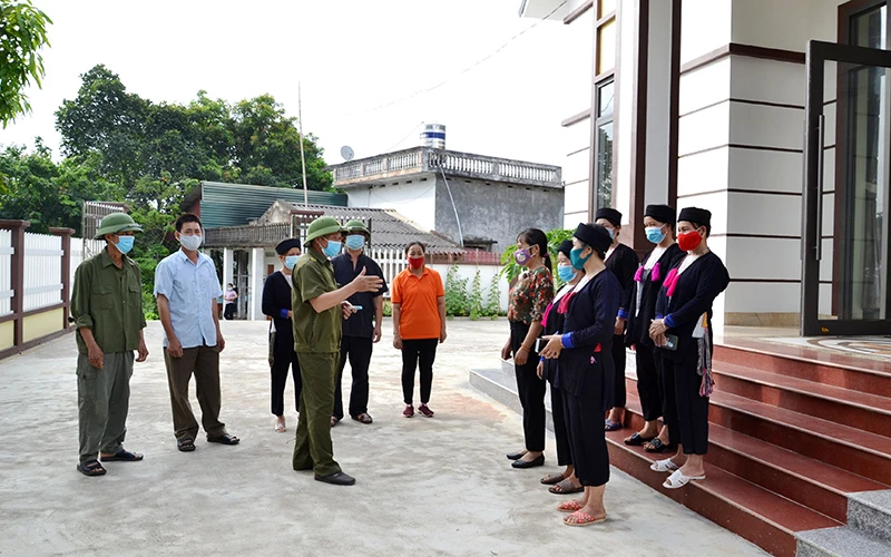 Tổ phòng, chống Covid-19 cộng đồng thôn Mai Hồng 1, xã Tân An, huyện Văn Bàn (Lào Cai) thường xuyên “đến từng ngõ, gõ từng nhà” để tuyên truyền phòng, chống Covid-19.