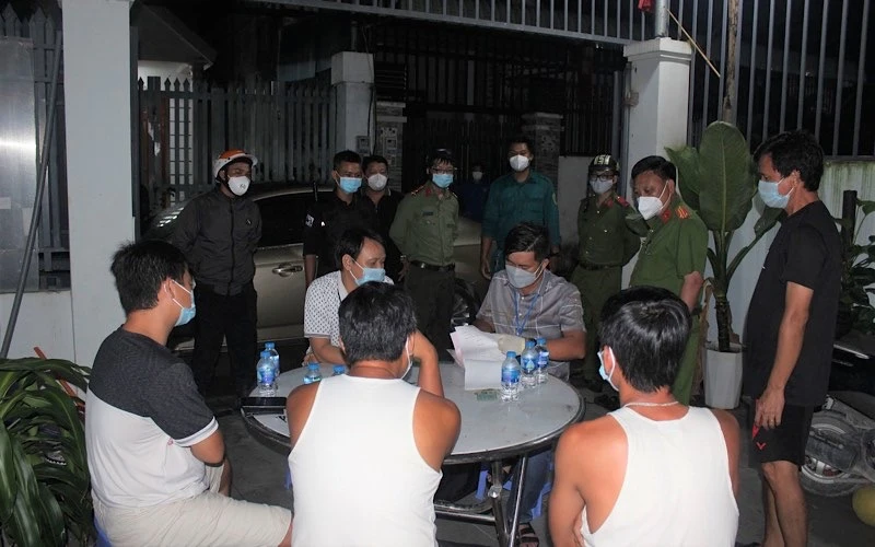 Lực lượng chức năng phường Trảng Dài, TP Biên Hòa (Đồng Nai) lập biên bản vi phạm hành chính đối với 5 người tụ tập ăn nhậu trong địa bàn phong tỏa.