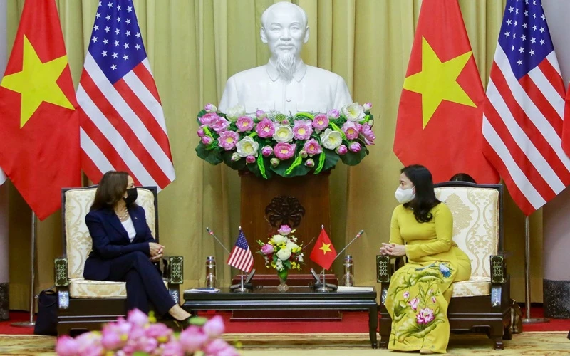 Phó Chủ tịch nước Võ Thị Ánh Xuân chủ trì lễ đón và tiếp Phó Tổng thống Hoa Kỳ Kamala Harris. (Ảnh: Báo Thế giới và Việt Nam)