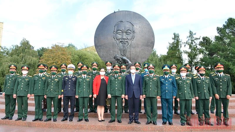 Trung tướng Phùng Sĩ Tấn, Đại sứ Đăng Minh Khôi cùng đoàn đại biểu tại tượng đài Chủ tịch Hồ Chí Minh ở Moskva (Liên bang Nga). Ảnh: THANH THỂ