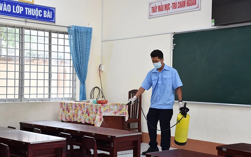 Vệ sinh, khử khuẩn phòng học, chuẩn bị cho năm học mới ở Kiên Giang.
