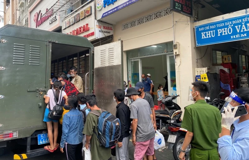 Phường Phạm Ngũ Lão, quận 1 (TP Hồ Chí Minh) kiểm tra, tập trung đưa những người lang thang đến các cơ sở bảo trợ xã hội thành phố.