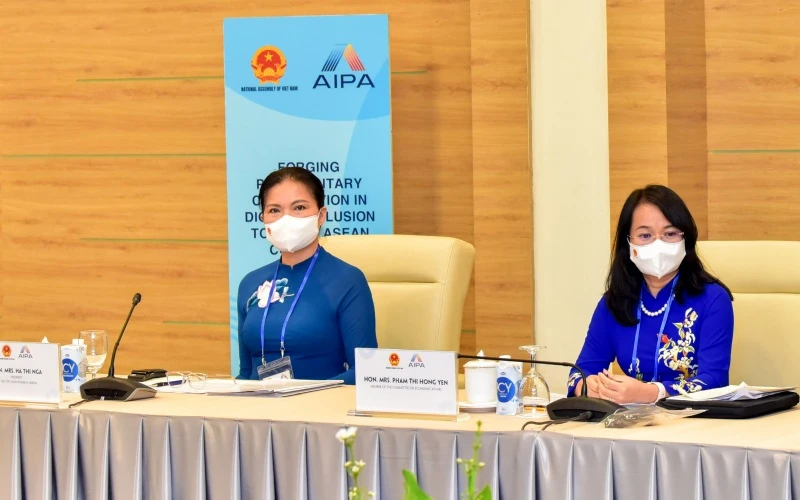 Đại biểu Hà Thị Nga (trái) tham dự Phiên họp Nữ nghị sĩ AIPA 42. (Ảnh: Duy Linh)