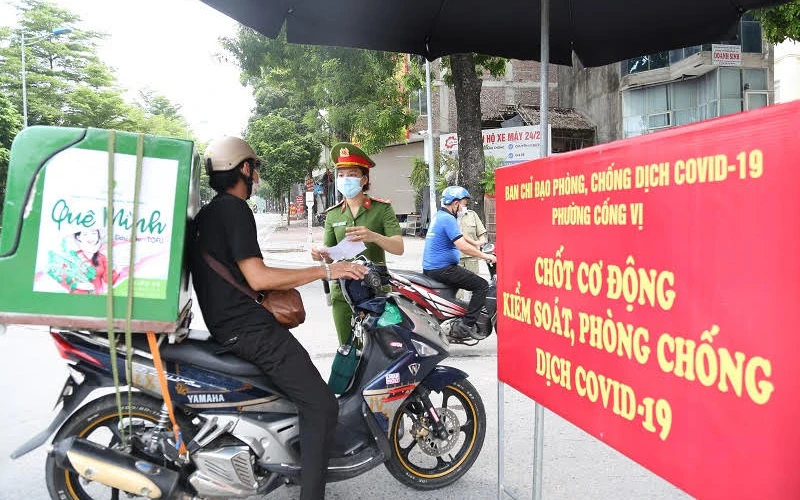 Kiểm tra giấy đi đường của người dân trên một tuyến đường ở quận Ba Đình, Hà Nội.