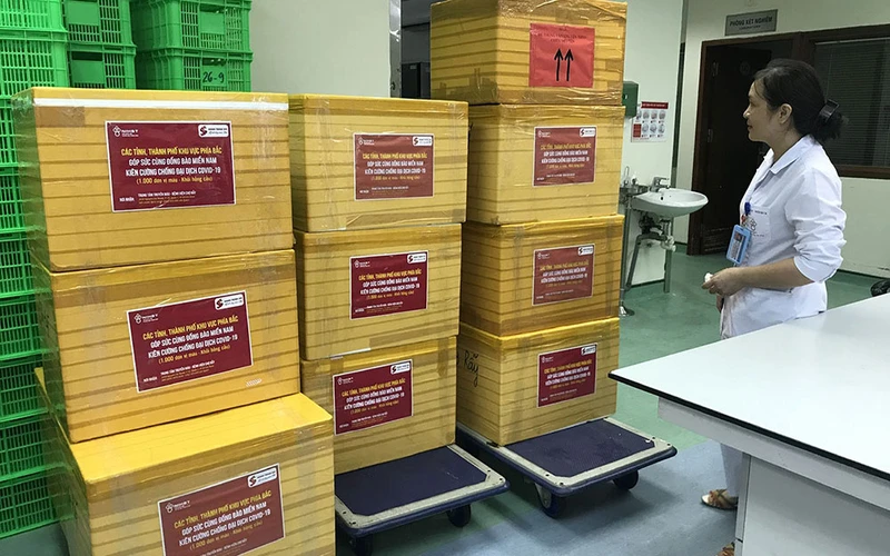 2.000 đơn vị máu được khoa Lưu trữ và phân phối máu, Viện Huyết học – Truyền máu Trung ương chuẩn bị, vận chuyển ra xe tới sân bay Nội Bài. (Ảnh: Viện Huyết học – Truyền máu Trung ương)