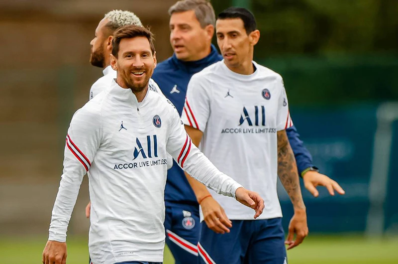 Lionel Messi tập luyện cùng các đồng đội để sẵn sàng cho trận ra mắt. (Ảnh: fcbarcelonanoticias) 