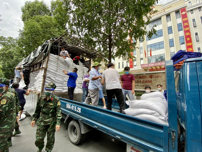 FPT phối hợp Quỹ Hy vọng nhanh chóng triển khai chương trình túi gạo nghĩa tình.