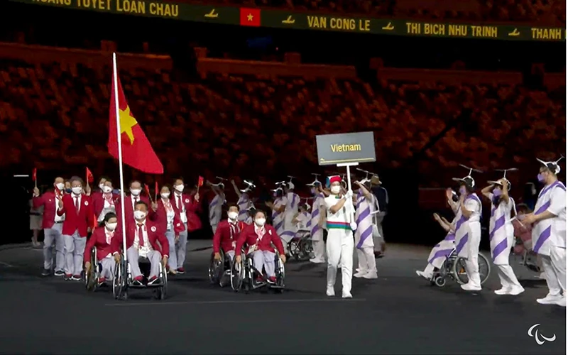 Đoàn thể thao người khuyết tật Việt Nam tiến vào sân vận động tại lễ khai mạc Paralympic Tokyo 2020.