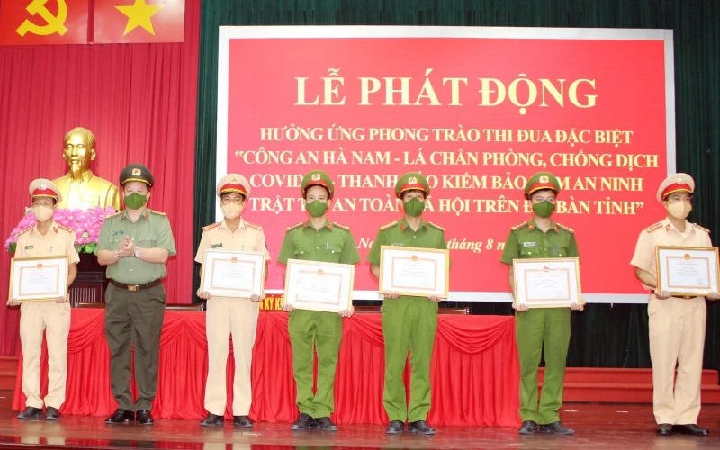 Đại tá Nguyễn Quốc Hùng, Ủy viên Ban Thường vụ Tỉnh ủy, Giám đốc Công an tỉnh trao Giấy khen cho các cá nhân có thành tích xuất sắc trong công tác phòng, chống dịch.