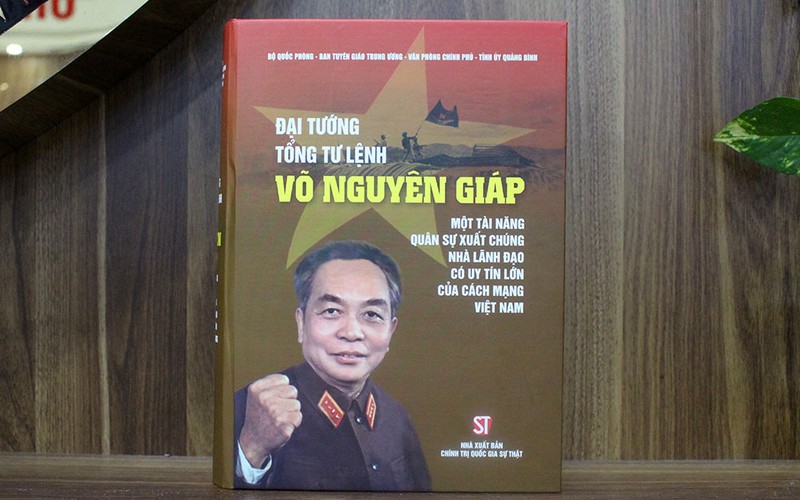 Bìa cuốn “Đại tướng, Tổng Tư lệnh Võ Nguyên Giáp - Một tài năng quân sự xuất chúng, nhà lãnh đạo có uy tín lớn của cách mạng Việt Nam”. 