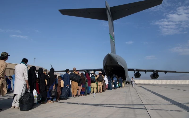 Chuyến bay sơ tán tại sân bay quốc tế Hamid Karzai, thủ đô Kabul, ngày 24/8. (Ảnh: Reuters)