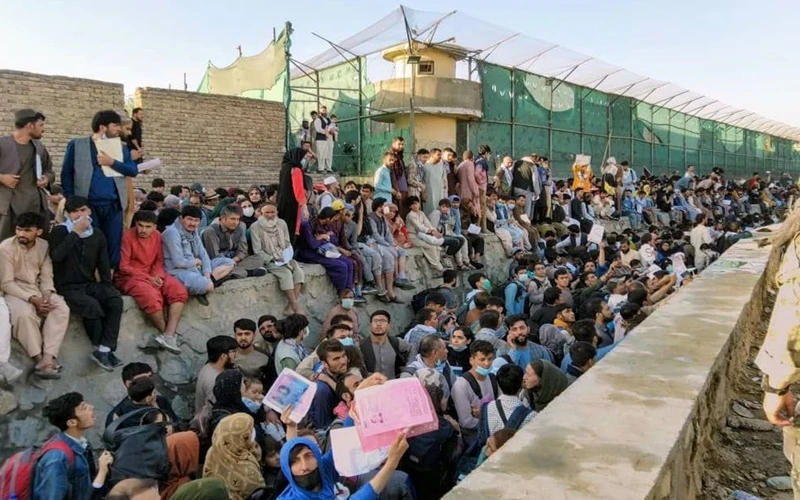 Đám đông chờ bên ngoài sân bay Kabul, ngày 25/8. (Ảnh: Reuters)