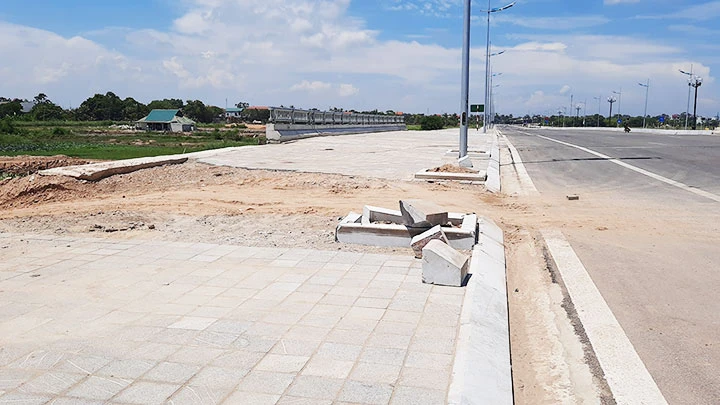 Gạch lát vỉa hè bong tróc. 
