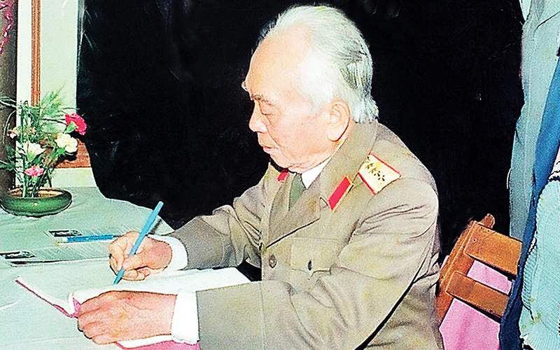 Ðại tướng Võ Nguyên Giáp ghi lưu bút sau khi xem triển lãm của NSNA Trần Hồng tại 45 Tràng Tiền tháng 12/1992.