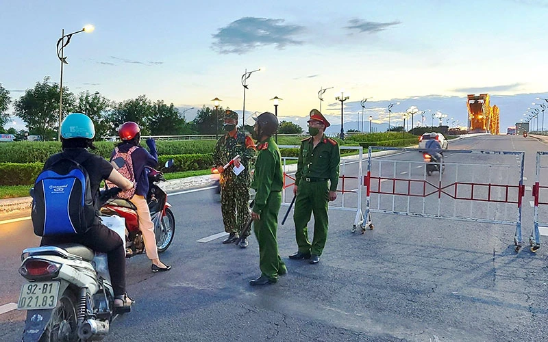 Lực lượng chức năng TP Ðà Nẵng kiểm tra giấy tờ của người đi đường trong thời gian giãn cách xã hội. Ảnh: HOÀNG SƠN