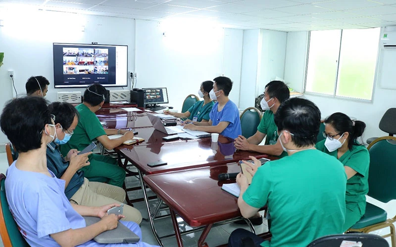 Buổi giao ban và hội chẩn trực tuyến giữa Trung tâm hồi sức tích cực người bệnh Covid-19 thuộc Bệnh viện Bạch Mai với các bệnh viện được phân công hỗ trợ chuyên môn trong quản lý, điều trị Covid-19. Ảnh: BVBM
