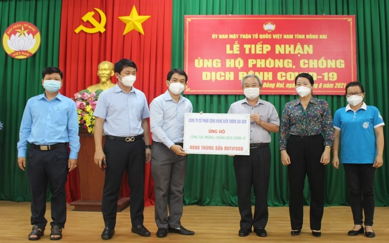 Lãnh đạo tỉnh Đồng Nai tiếp nhận hỗ trợ của doanh nghiệp.