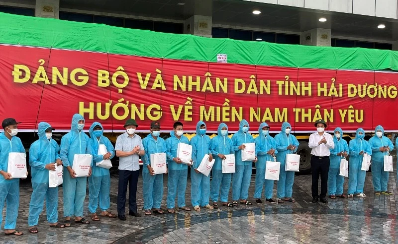 Lãnh đạo tỉnh Hải Dương động viên đoàn công tác vận chuyển lương thực vào miền nam.