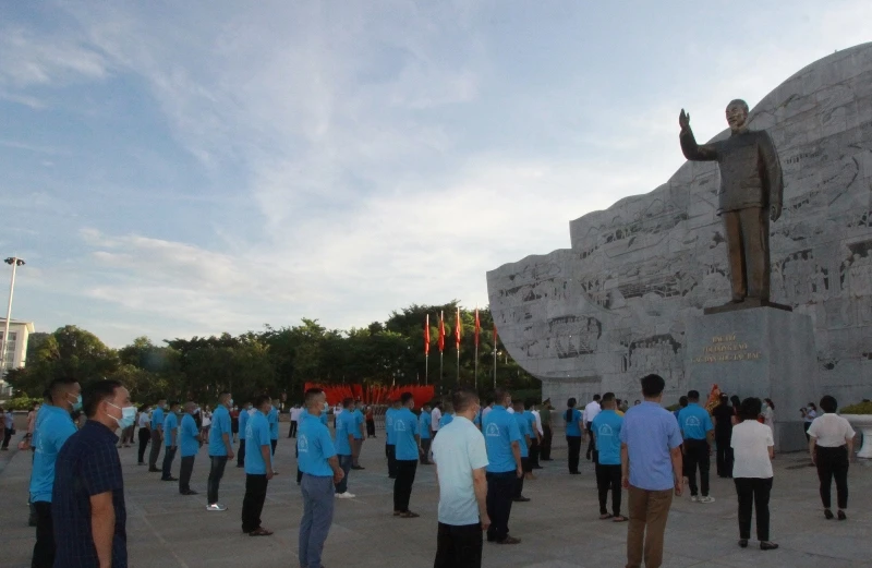 Các đại biểu cùng 30 cán bộ y tế dâng hoa tượng đài Bác Hồ trước khi xuất phát.