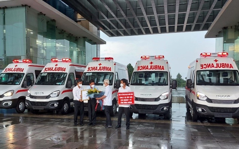 Công ty Cổ phần Hưng Thịnh trao tặng 5 xe cứu thương cho tỉnh Bình Dương.