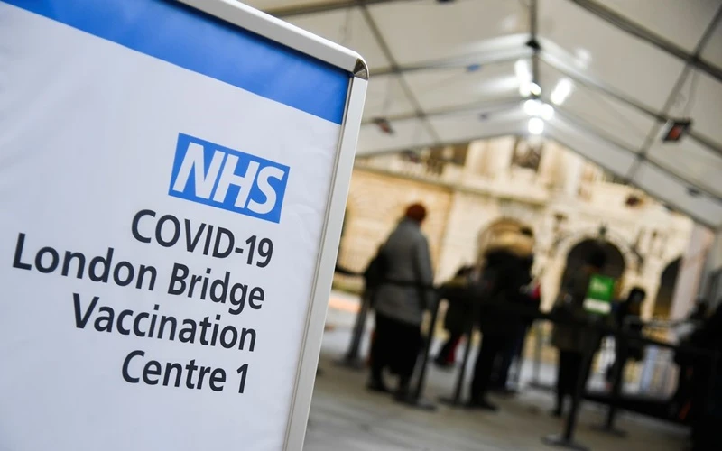 Một điểm tiêm vaccine ngừa Covid-19 tại Anh. (Ảnh: Reuters)