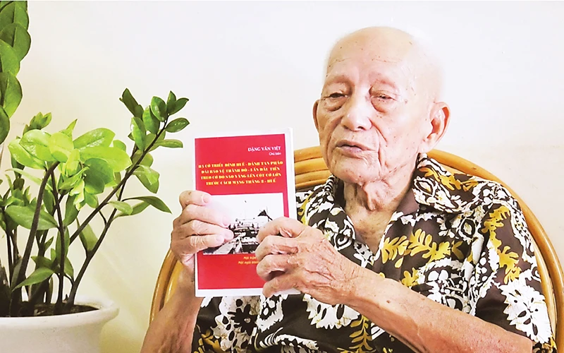 Ông Ðặng Văn Việt với cuốn sách Hạ cờ triều đình Huế, giương cao cờ đỏ sao vàng - sự kiện vĩnh hằng, NXB Hội Nhà văn tháng 12/2015.