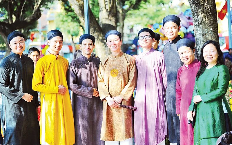 Khôi phục và bảo tồn áo dài nam là hoạt động được nhóm Đình làng Việt ưu tiên trong thời gian gần đây.