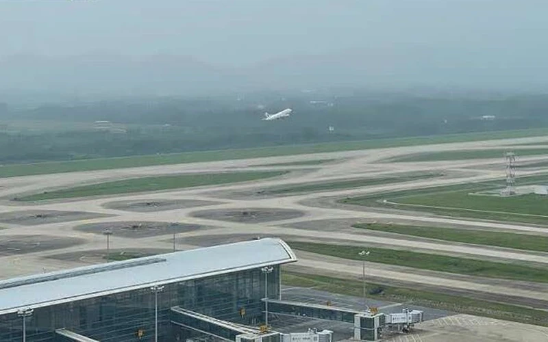 Chuyến bay đầu tiên của sân bay Lộc Khẩu sau đợt bùng phát Covid-19 ngày 20/7. (Ảnh: CCTV) 