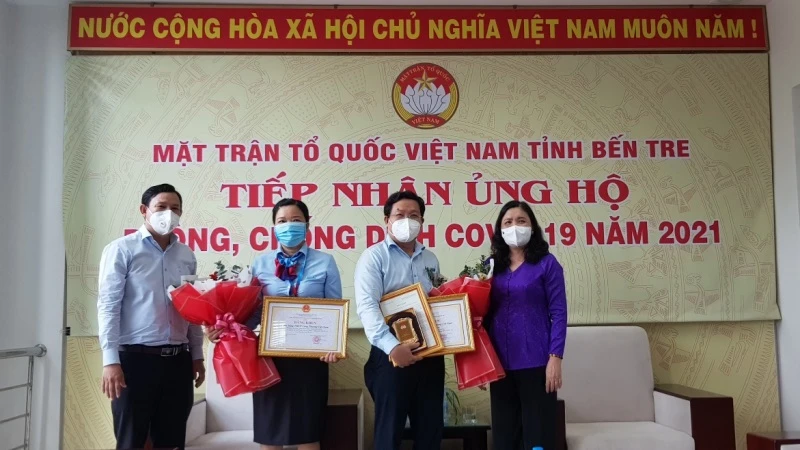 Lãnh đạo tỉnh Bến Tre trao bằng khen và kỷ niệm chương cho VietinBank vì những đóng góp trong công tác phòng, chống dịch Covid-19. 